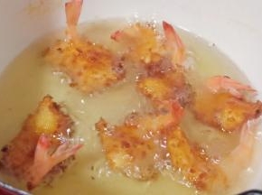 炸至金黄即可捞出，对虾容易熟。