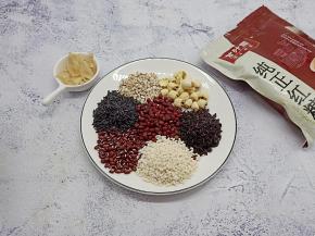 八宝粥的原料可以随意搭配，自己喜欢的、家里有的都可以拿来煮粥。