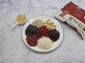 八宝粥的原料可以随意搭配，自己喜欢的、家里有的都可以拿来煮粥。