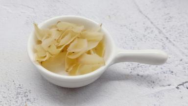 百合也是家中常备，煮八宝粥喜欢放一点，提前浸泡。