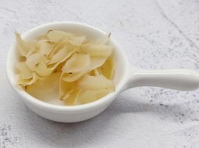 百合也是家中常备，煮八宝粥喜欢放一点，提前浸泡。