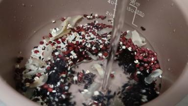 清水淘洗各种杂粮（因为是晚上预约第二天当早餐吃，所以不存在浸泡的问题，如果当天想吃，红豆、赤小豆、莲子、百合这些可以提前浸泡5小时，这样煮的快）