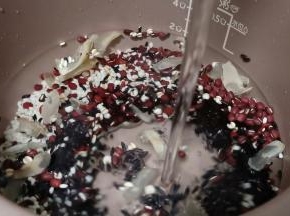 清水淘洗各种杂粮（因为是晚上预约第二天当早餐吃，所以不存在浸泡的问题，如果当天想吃，红豆、赤小豆、莲子、百合这些可以提前浸泡5小时，这样煮的快）