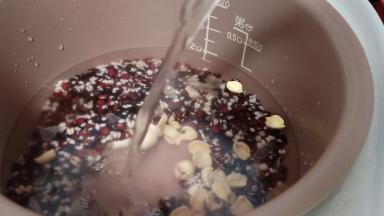 加适量的清水（加水不要超过到煮粥的这个位置，想吃稠的可以少加一点点水，我煮的这个有点偏稀的）