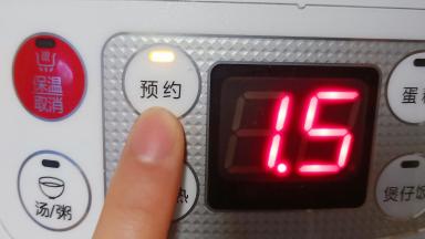 插上电源、按预约键，想几点吃都可以预约时间。