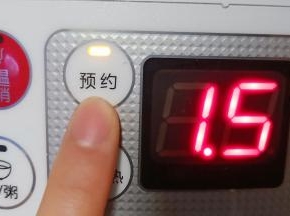 插上电源、按预约键，想几点吃都可以预约时间。