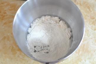 水里加入一半的金龙鱼饺子专用麦芯小麦粉。
