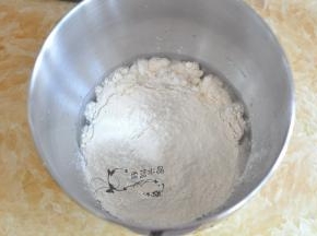 水里加入一半的金龙鱼饺子专用麦芯小麦粉。