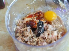 加入盐、生抽、蚝油、料酒、鸡蛋，打搅打一下，打均匀。
