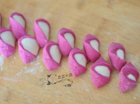 用刀将面团切成小剂子。
