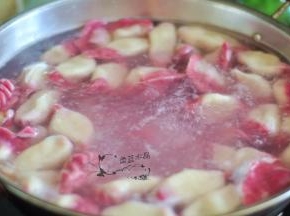 锅里水开后，放入饺子，水开后用铲子挨着锅底轻轻搅匀，让饺子下锅后分离，盖上锅盖煮三分钟，敞开锅盖再煮2分钟，饺子体积变大后，飘浮在水面后出锅。