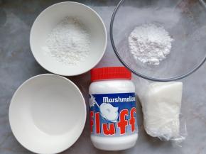 先制作装饰翻糖皮：我用的这款美国产的FLUFF棉花糖（香草味）是半固体酱状，不需要加热融化，直接使用更加方便。甜度不高，质地粘稠但是并不厚重，因为里面填充了空气，所以用它做翻糖皮口感会更好。