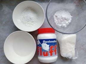 先制作装饰翻糖皮：我用的这款美国产的FLUFF棉花糖（香草味）是半固体酱状，不需要加热融化，直接使用更加方便。甜度不高，质地粘稠但是并不厚重，因为里面填充了空气，所以用它做翻糖皮口感会更好。