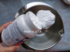 揭开盖子，用刮刀将棉花糖舀入搅拌盆中。