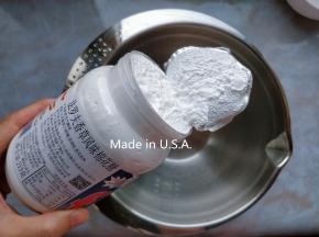 揭开盖子，用刮刀将棉花糖舀入搅拌盆中。