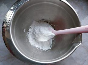 直接在棉花糖中逐次少量加入过筛后的糖粉和玉米淀粉，用刮刀拌匀。