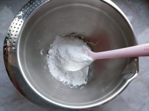 直接在棉花糖中逐次少量加入过筛后的糖粉和玉米淀粉，用刮刀拌匀。