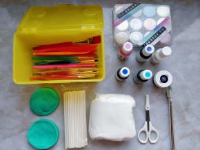 操作台上涂少许白油，将棉花糖混合物揉匀到不粘手的细腻状态，用保鲜膜包好，室温静置片刻。