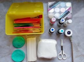 操作台上涂少许白油，将棉花糖混合物揉匀到不粘手的细腻状态，用保鲜膜包好，室温静置片刻。