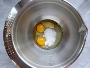 接着制作棒棒糖蛋糕芯：预热烤箱，上下火165度10分钟。将鸡蛋打入无水无油的打蛋盆中，加入细砂糖，用打蛋器打发。