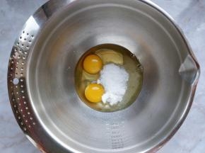 接着制作棒棒糖蛋糕芯：预热烤箱，上下火165度10分钟。将鸡蛋打入无水无油的打蛋盆中，加入细砂糖，用打蛋器打发。