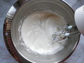 将全蛋液打发到提起打蛋头，滴落的痕迹不会很快消失的程度，就可以了。