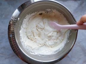 分两次筛入低筋粉，从底部翻拌到无干粉状态。