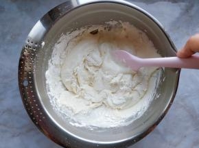 分两次筛入低筋粉，从底部翻拌到无干粉状态。