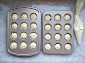 将蛋糕糊装入剪了小口的裱花袋中，挤入两个半圆形的棒棒糖模具中，八分满即可。