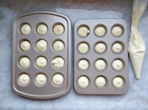 将蛋糕糊装入剪了小口的裱花袋中，挤入两个半圆形的棒棒糖模具中，八分满即可。