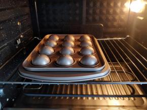 把底部带小孔的那一半模具快速扣在另一半上，放入预热好的烤箱中层，上下火同时加热，165度烤12分钟左右。