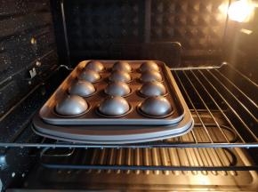 把底部带小孔的那一半模具快速扣在另一半上，放入预热好的烤箱中层，上下火同时加热，165度烤12分钟左右。