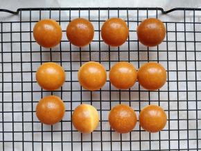 烤好后取出，把烤好的球形海绵蛋糕倒在晾网上晾凉.