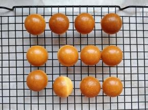 烤好后取出，把烤好的球形海绵蛋糕倒在晾网上晾凉.