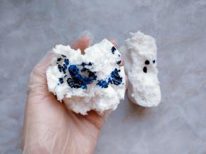 然后组装棒棒糖：将AC色素的102蓝色和少许黑色滴入翻糖皮。