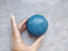 将翻糖皮的颜色揉匀。