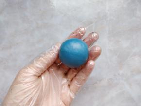 取一小块翻糖皮擀成薄片，包在蛋糕芯上，收好口。