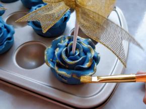 用少许食用闪粉加几滴水调匀，用毛刷刷在花瓣边缘。