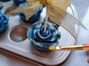 用少许食用闪粉加几滴水调匀，用毛刷刷在花瓣边缘。