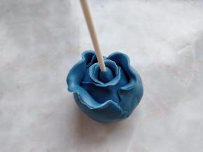 将花瓣一层一层依次包裹起来，越往外层，花瓣越散开。