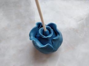 将花瓣一层一层依次包裹起来，越往外层，花瓣越散开。