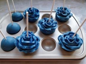 按照同样方法，将其他玫瑰做好。