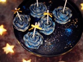 再将少许银色、粉色和紫色闪粉洒在表面，玫瑰棒棒糖就做好了。