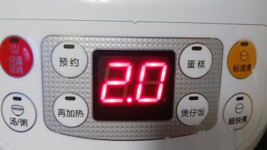 再按煮粥键即可。是不是很方便呀！一般煮粥也就2个小时就够了，也不用担心溢锅。