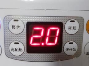 再按煮粥键即可。是不是很方便呀！一般煮粥也就2个小时就够了，也不用担心溢锅。