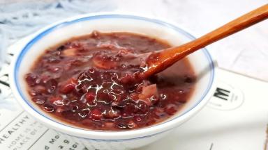 此粥黏甜味香、易消化、含有碳水化合物，老人孩子都适合食用！