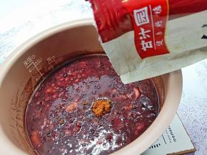 第二天起床就可以吃，趁热加入红糖搅拌均匀，营养均衡的早餐就是这么简单。