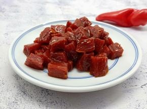 再加点姜片、带上一次性手套均匀地多揉几遍，再腌制20分钟。