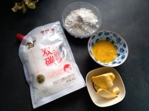 准备好所有食材，白砂糖，鸡蛋液，低筋面粉，黄油