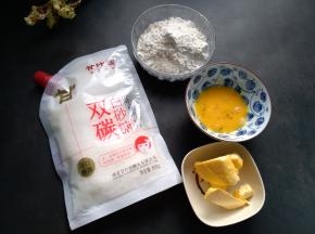 准备好所有食材，白砂糖，鸡蛋液，低筋面粉，黄油